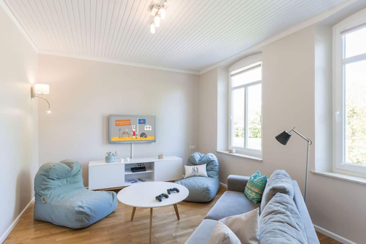 Standard Apartment, 4 Bedrooms, Terrace, Garden View | Living area