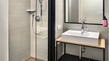 Douche, articles de toilette gratuits, sèche-cheveux