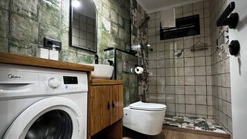 Deluxe Apartment | Bathroom amenities | Shower, free toiletries, hair dryer, slippers