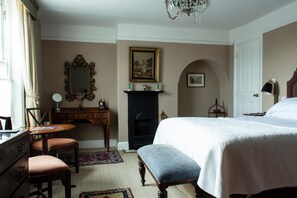 Desk, free WiFi, bed sheets - The Carden Arms (Malpas)