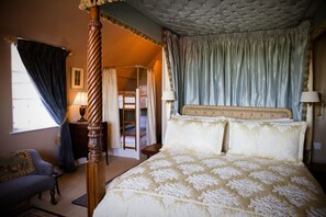Family Room | Desk, free WiFi, bed sheets - The Carden Arms (Malpas)