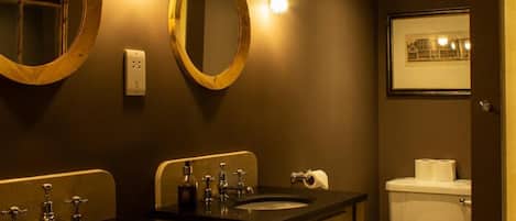 Regadera, amenidades de baño gratuitas, toallas