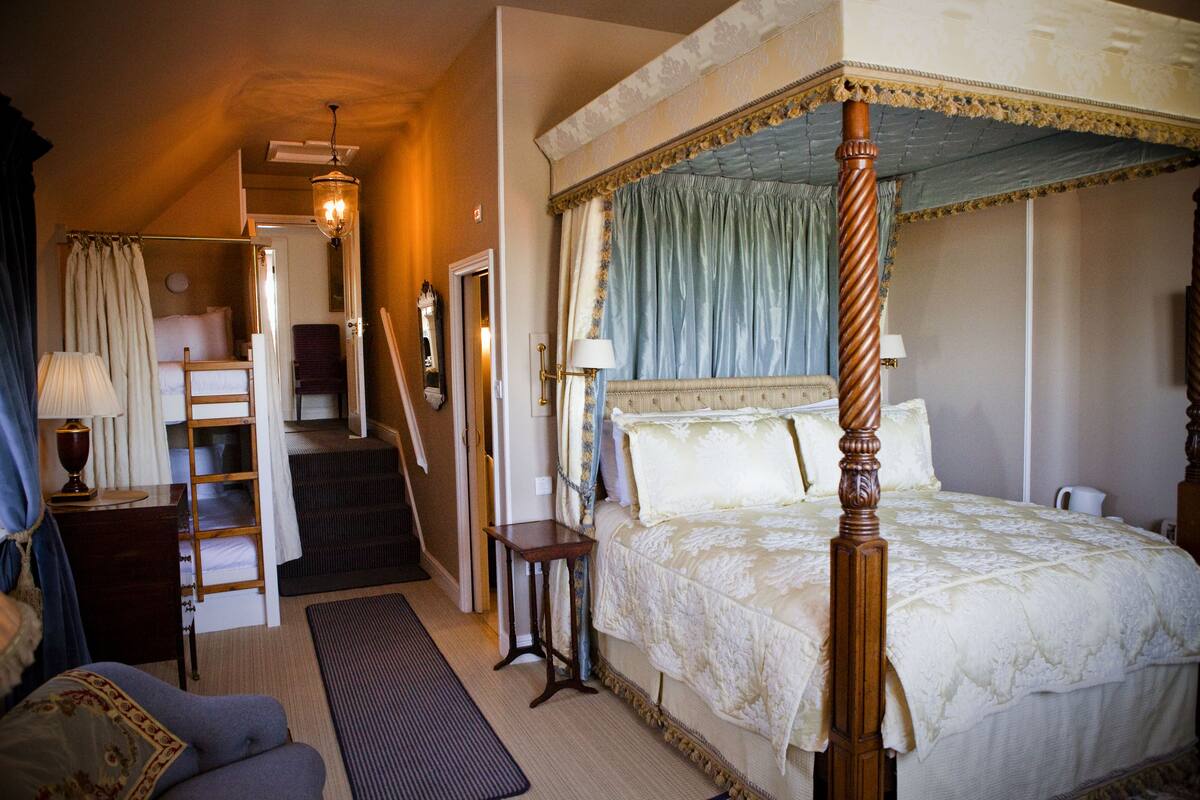 Family Room | Desk, WiFi (free), bed sheets