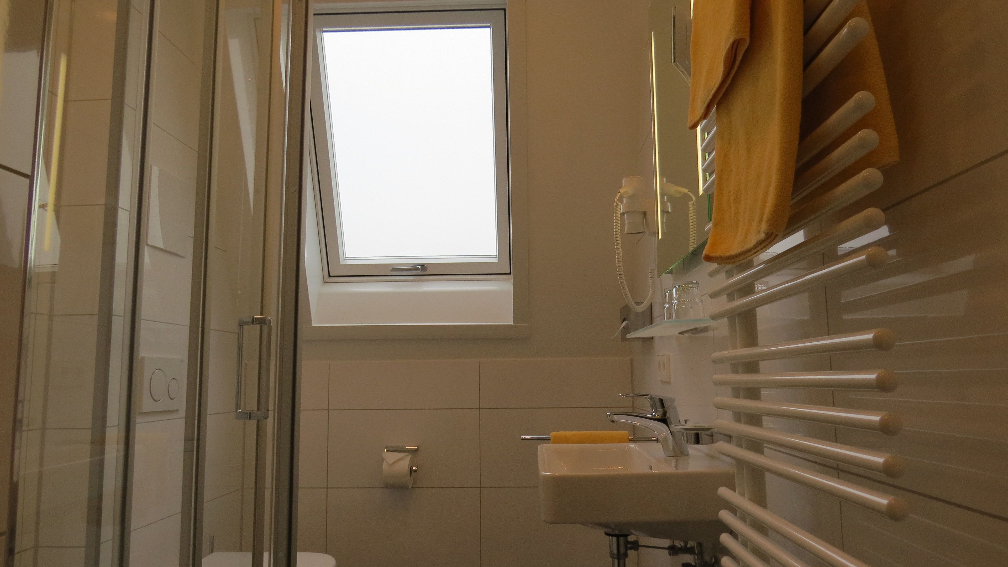 standard double room | bathroom | shower, free toiletries, hair dryer, towels