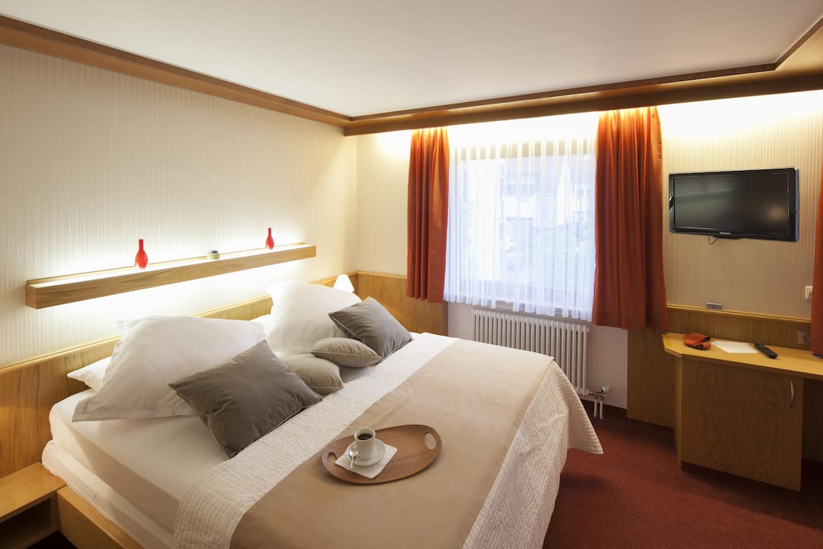 Standard Quadruple Room | Desk, laptop workspace, blackout curtains, soundproofing