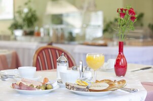 Café da manhã com buffet todos os dias (EUR 10 por pessoa) 