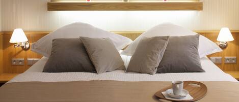Standard Quadruple Room | Desk, laptop workspace, blackout drapes, soundproofing