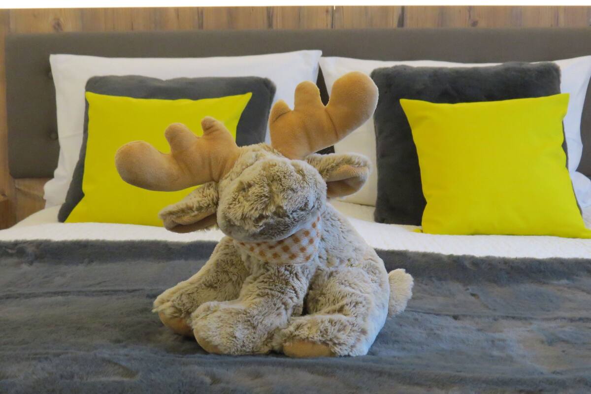 standard double room | desk, laptop workspace, blackout curtains, soundproofing