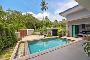 Piscina all'aperto, una piscina sportiva, lettini