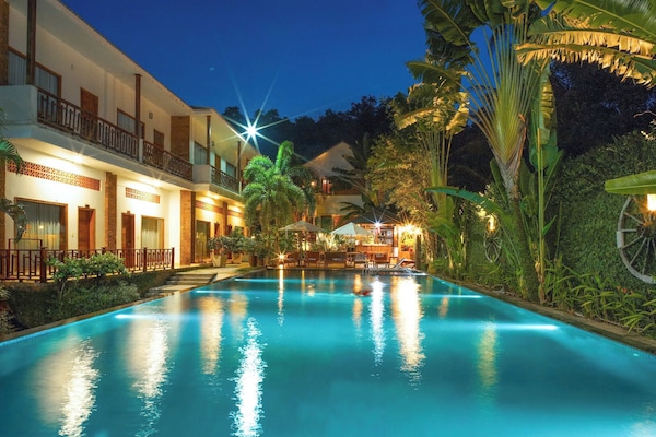 Outdoor pool, an infinity pool, open 6 AM to 10 PM, pool umbrellas