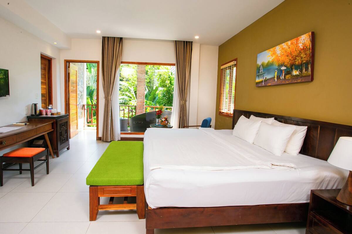 Minibar, in-room safe, blackout drapes, soundproofing