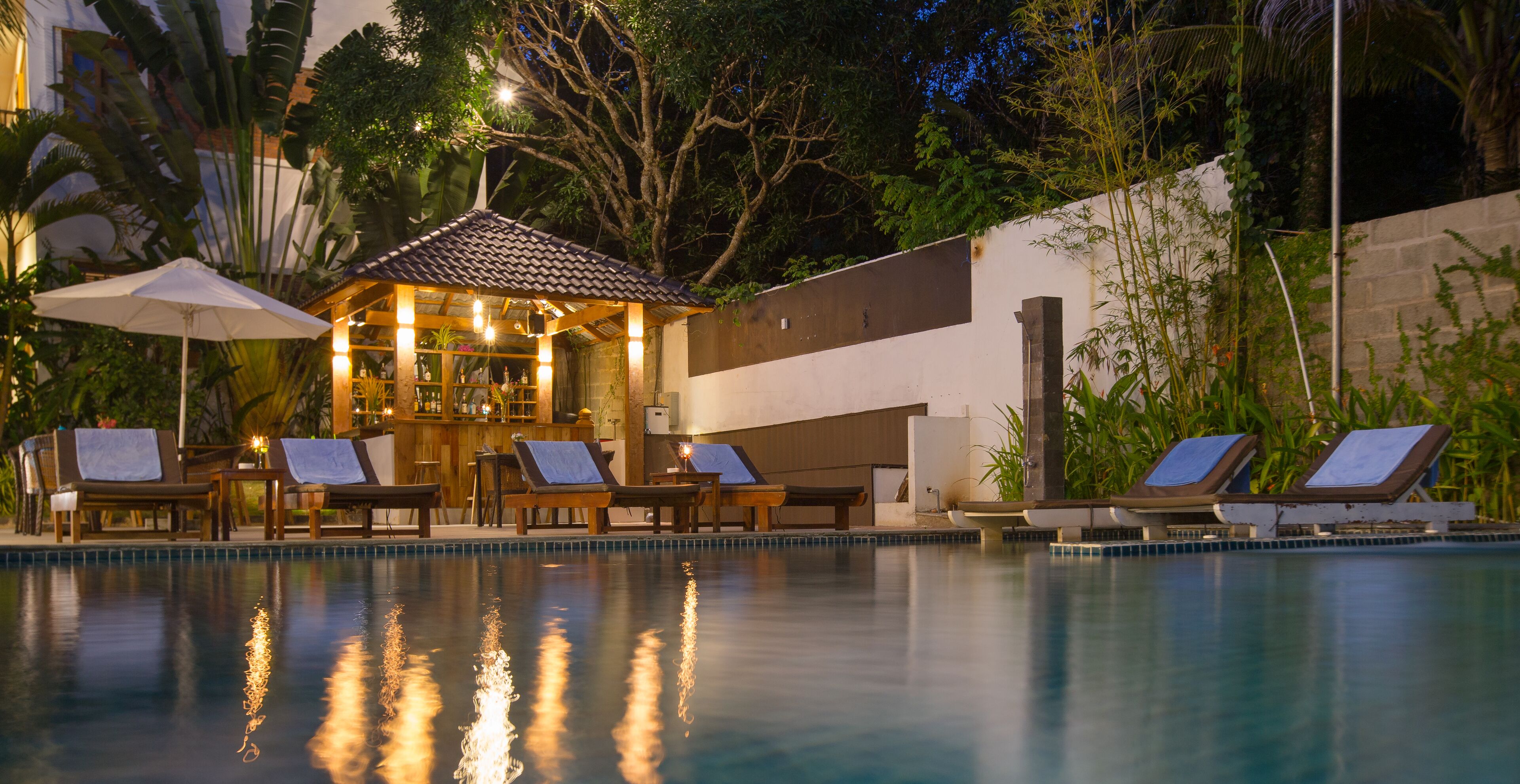 deluxe room, 1 queen bed, pool view | poolside bar