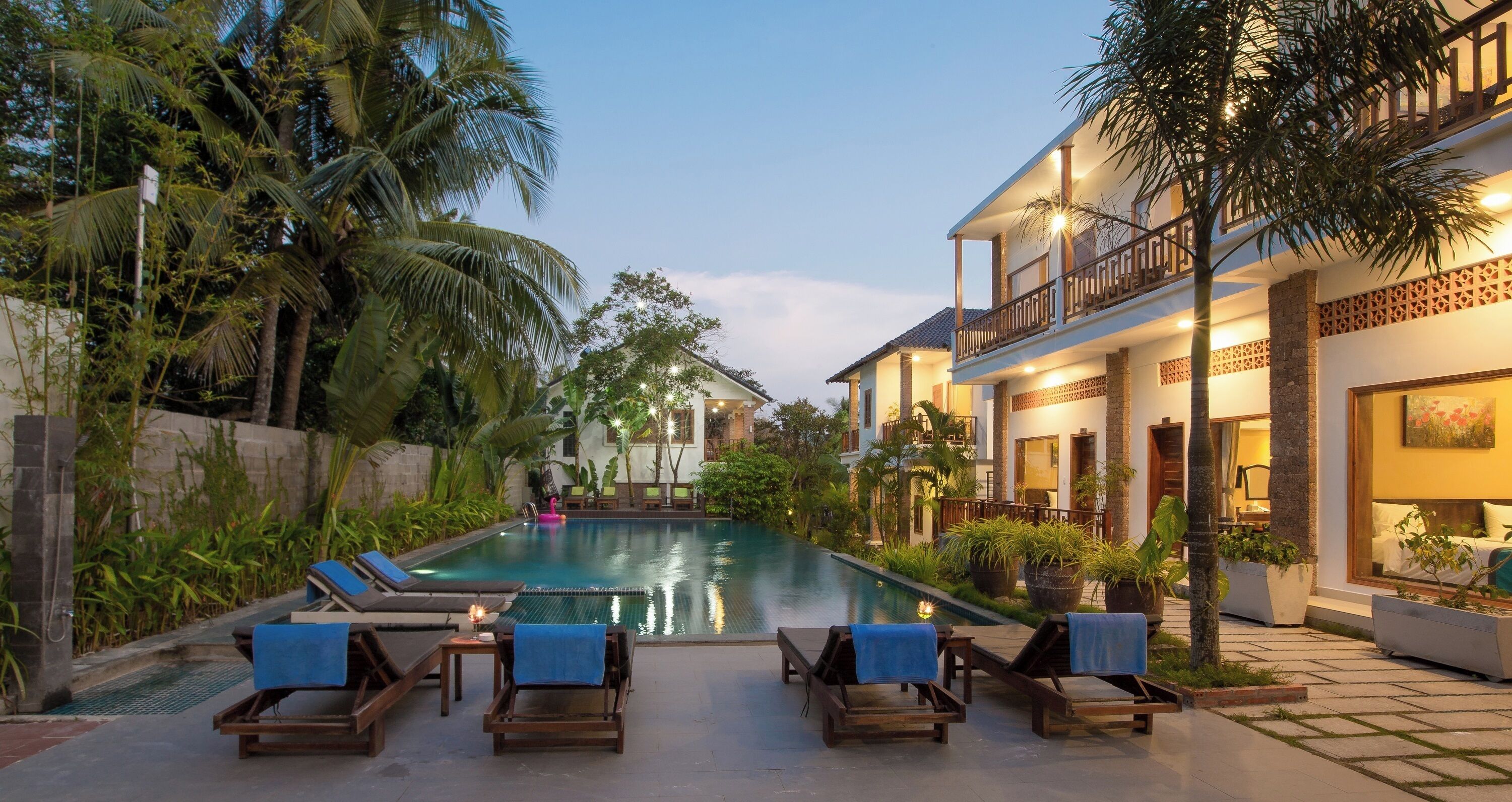 outdoor pool, an infinity pool, open 6 am to 10 pm, pool umbrellas