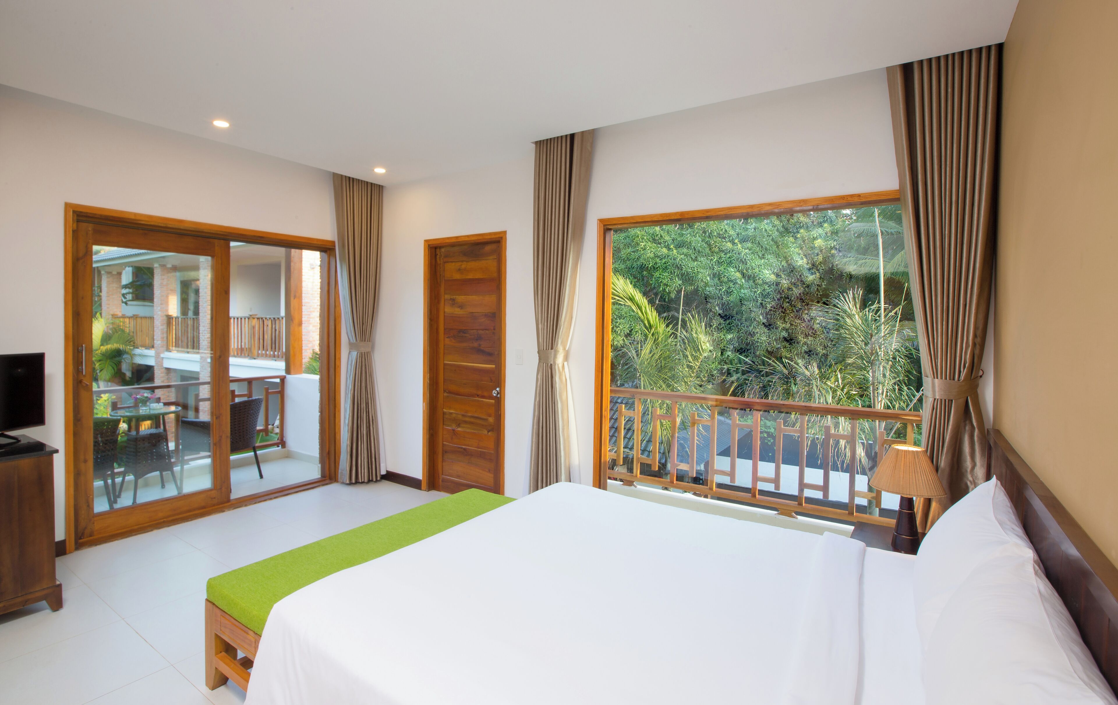 deluxe room, 1 queen bed, pool view | minibar, in-room safe, blackout curtains, soundproofing