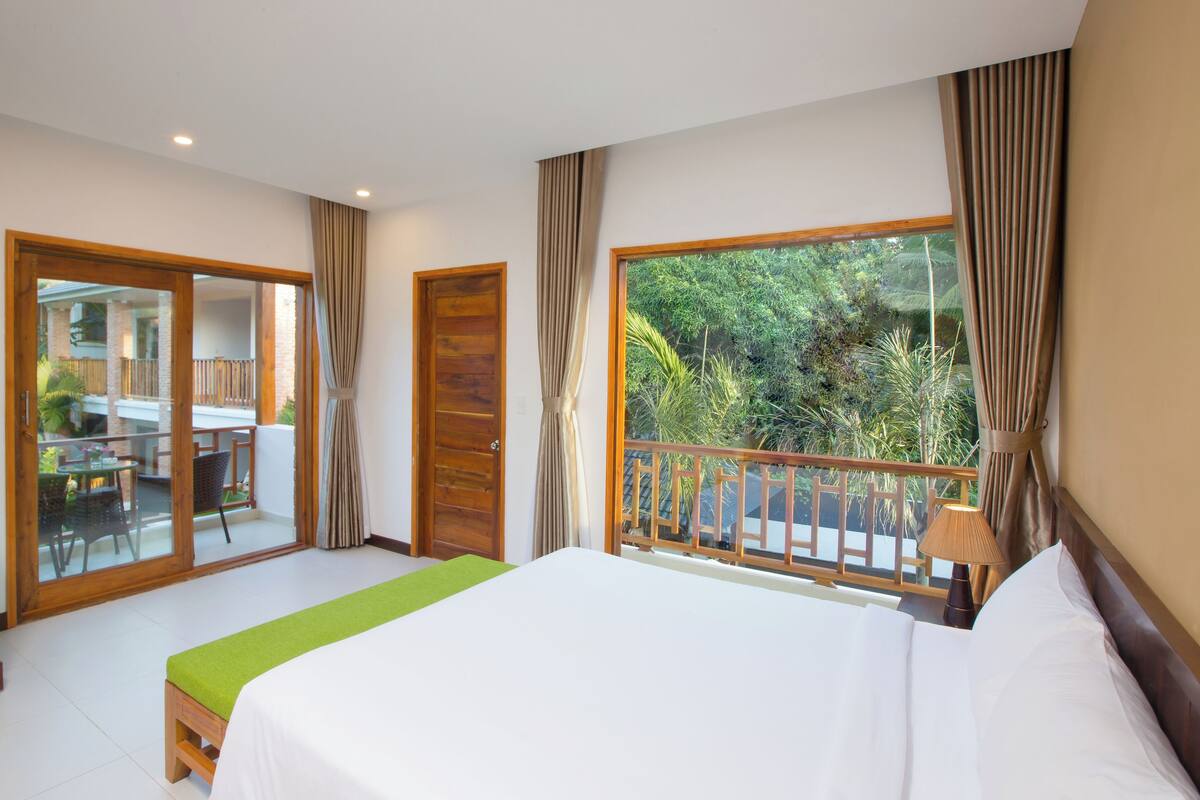 deluxe room, 1 queen bed, pool view | minibar, in-room safe, blackout curtains, soundproofing