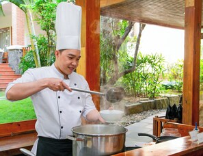Petit déjeuner, déjeuner et dîner servis sur place, vue sur le jardin