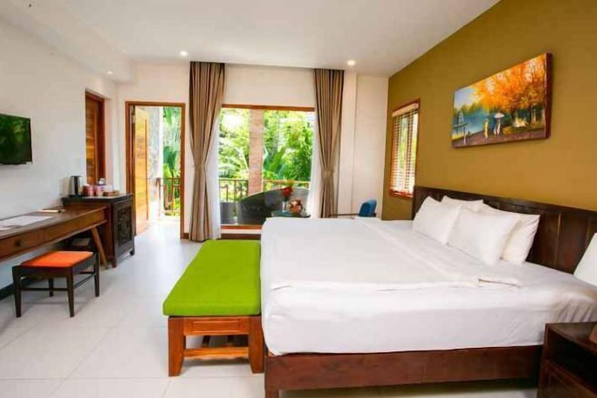 Minibar, in-room safe, blackout drapes, soundproofing