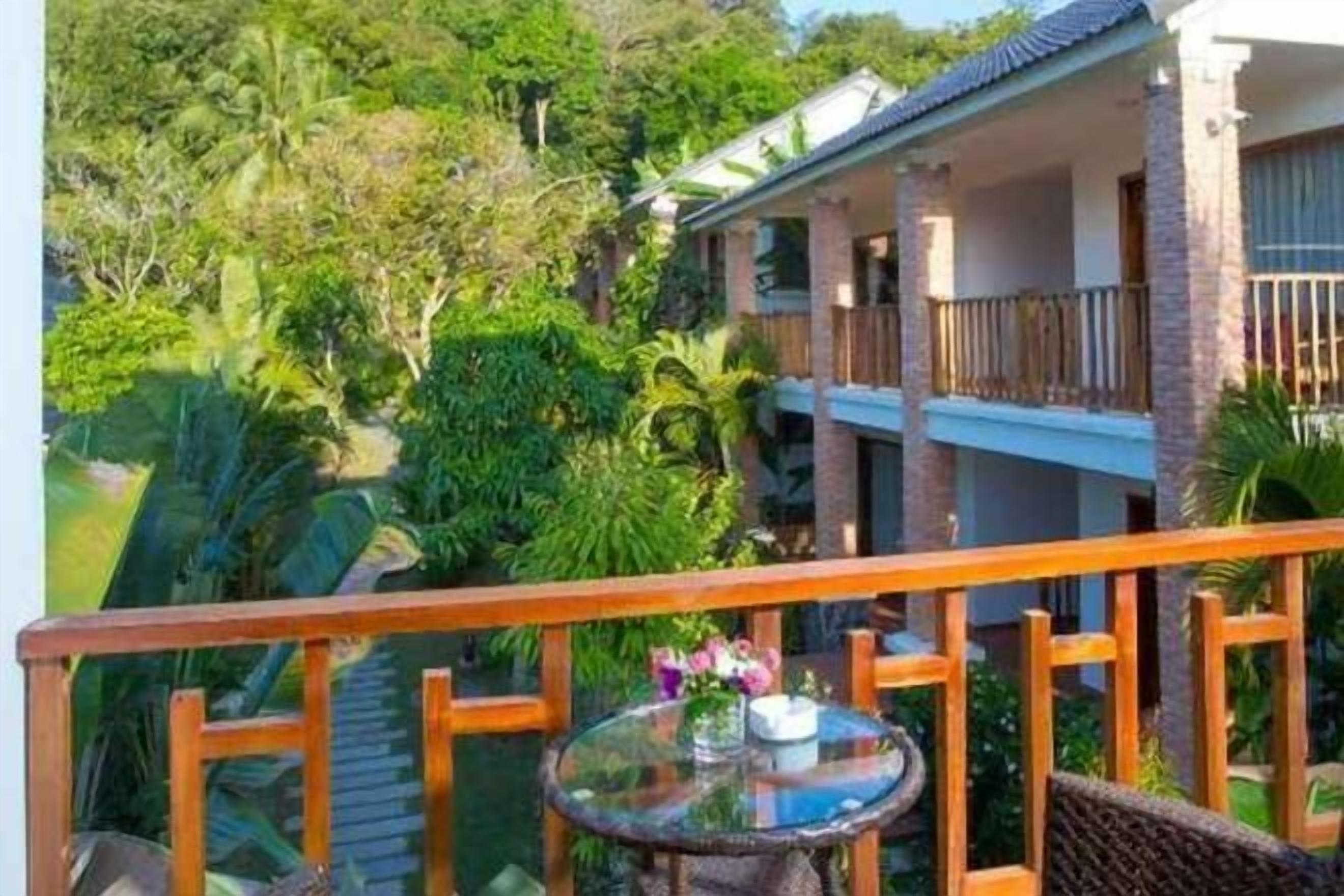 Restaurang utomhus | Frukost och lunch serveras, med utsikt mot trädgården 