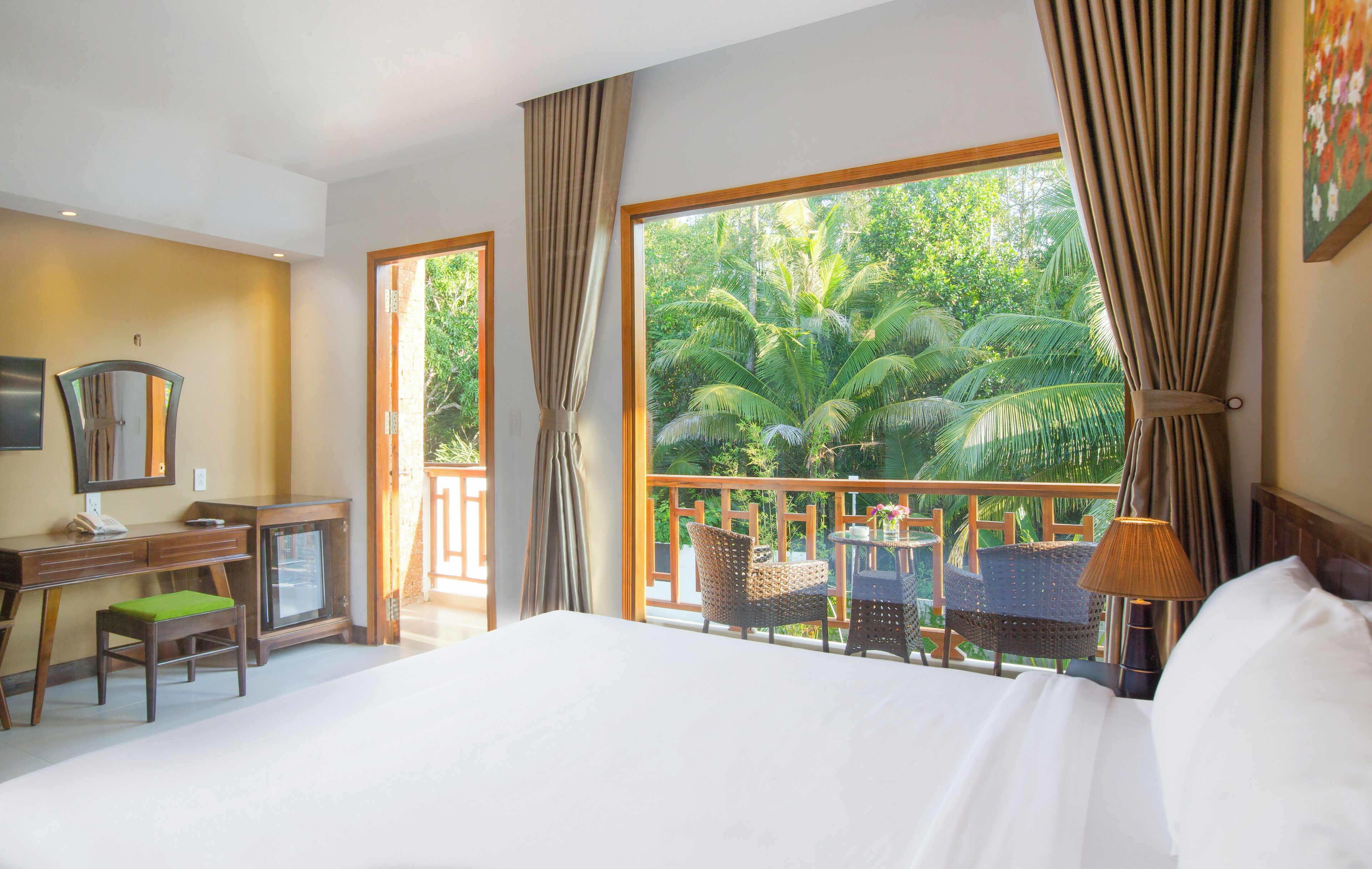 Deluxe kamer, 1 kingsize bed, uitzicht op bergen | Een minibar, een kluis op de kamer, verduisterende gordijnen