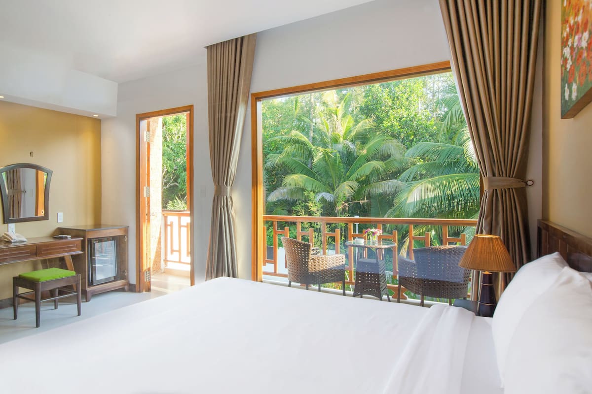 deluxe room, 1 king bed, mountain view | minibar, in-room safe, blackout curtains, soundproofing