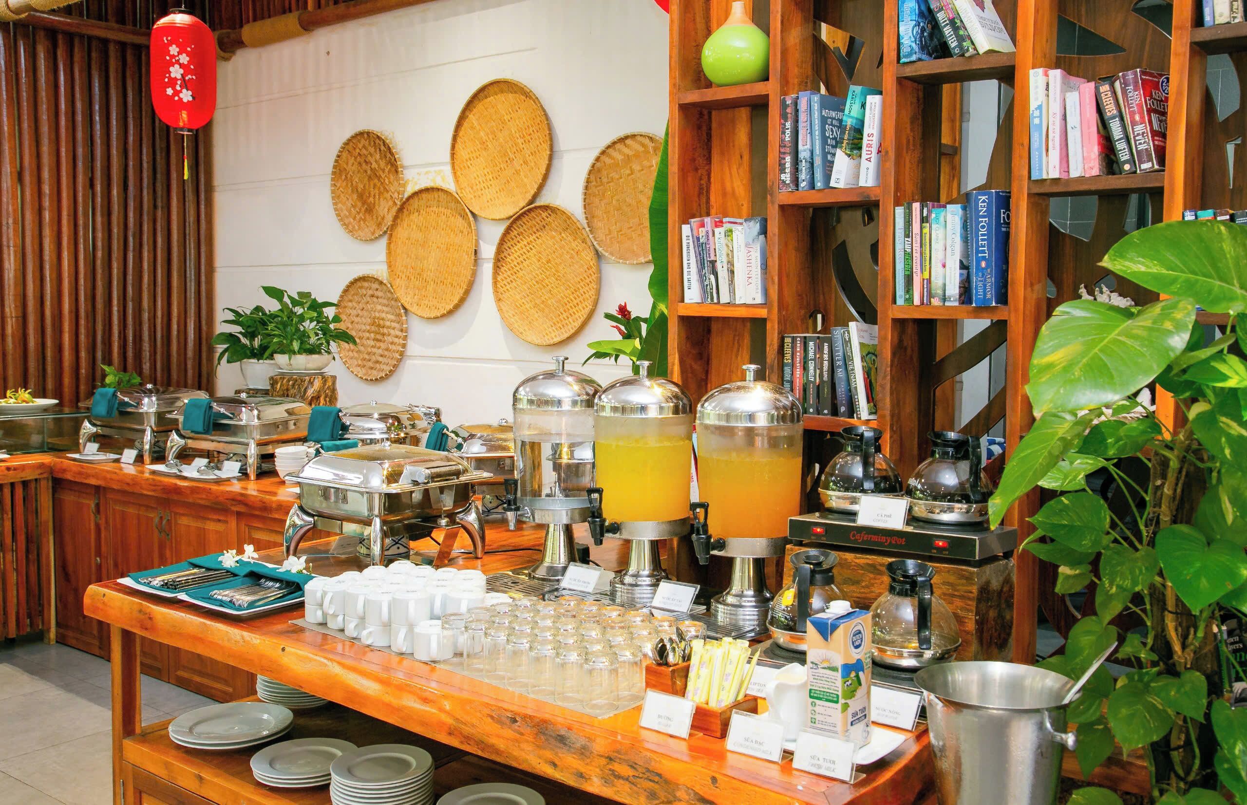 Daily buffet breakfast for a fee