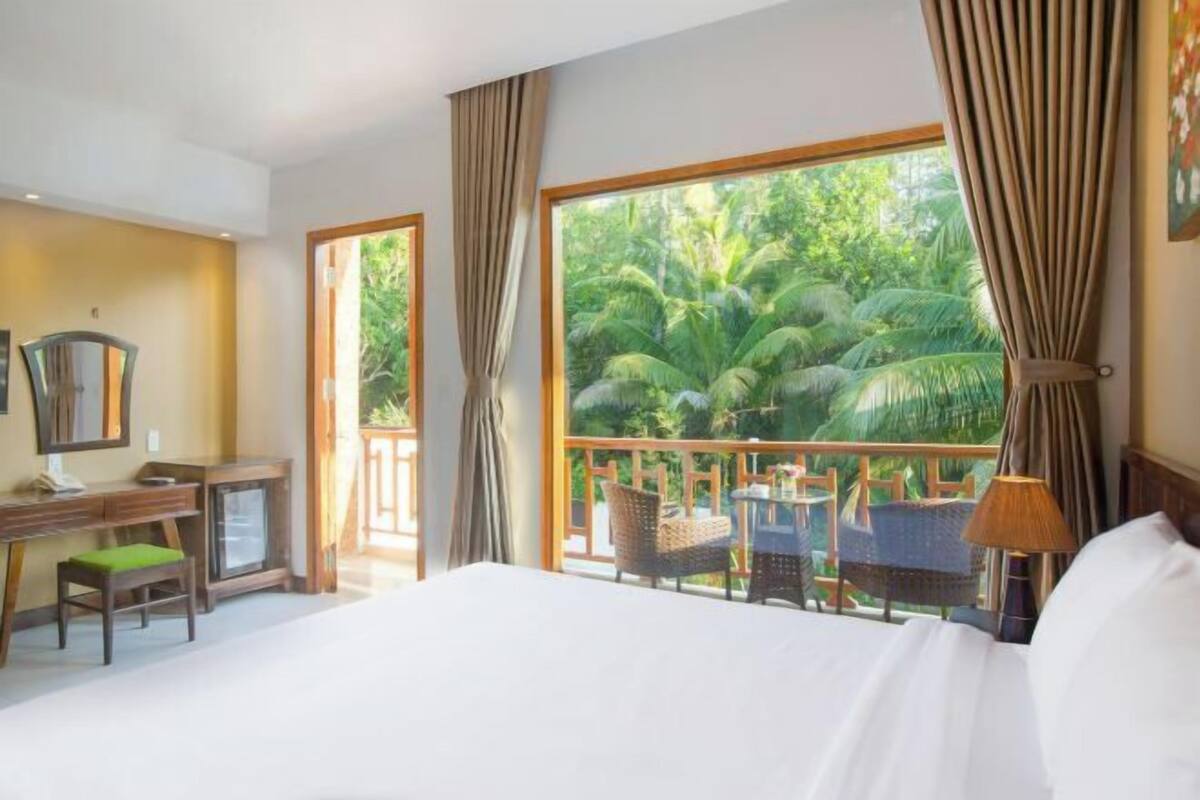 Minibar, in-room safe, blackout drapes, soundproofing