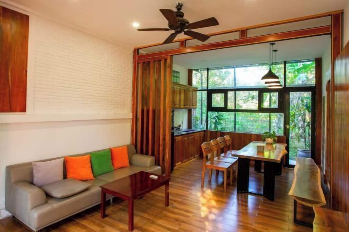 Living area | 32-inch flat-screen TV with cable channels, TV