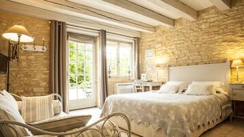 Minibar, in-room safe, soundproofing, free WiFi