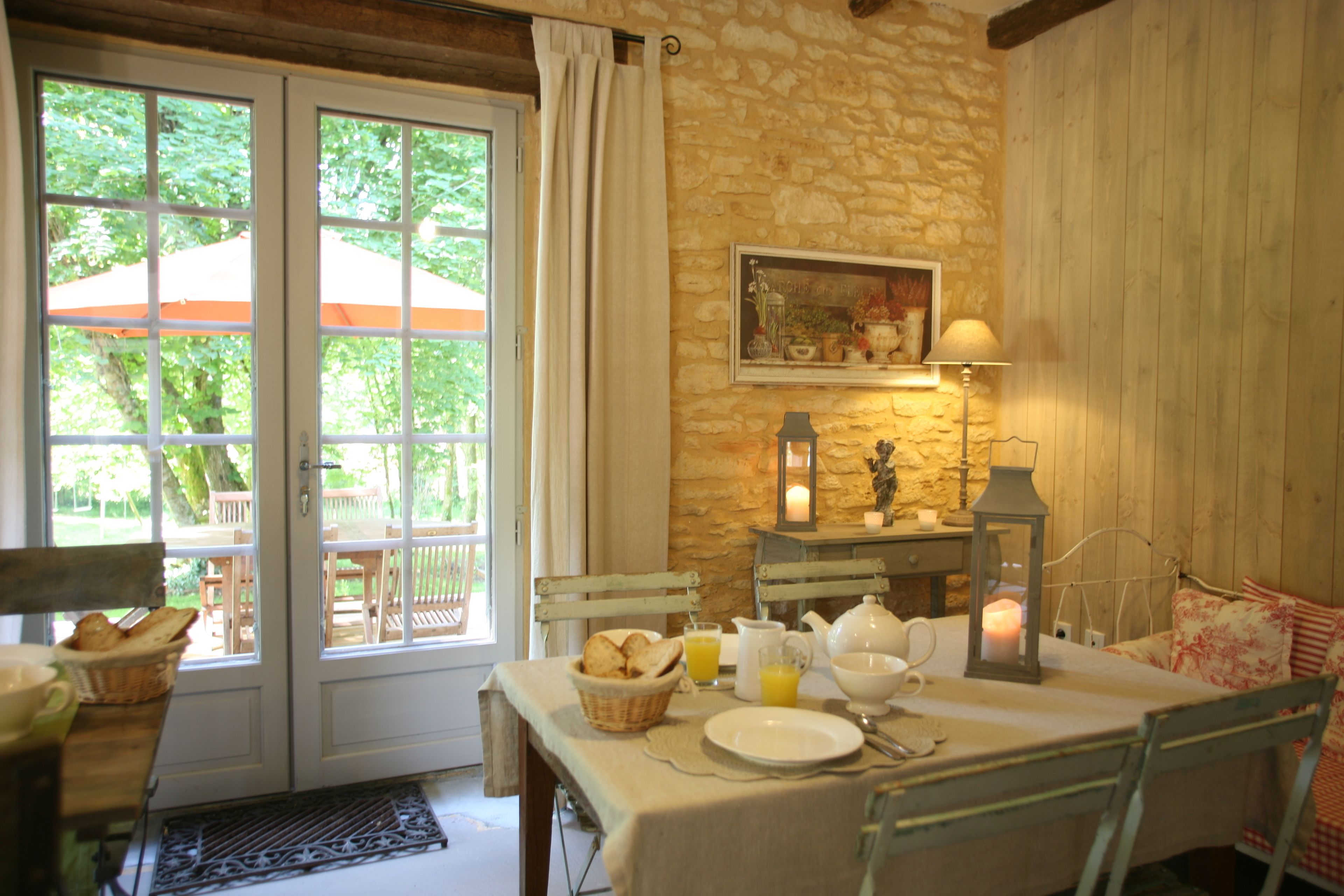 Bữa sáng kiểu Âu hàng ngày (5 EUR/mỗi người) 