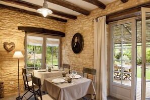 Dining - La Roche d'Esteil (Sainte-Nathalene)