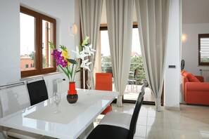 Superior Apartment, 2 Bedrooms | In-room dining