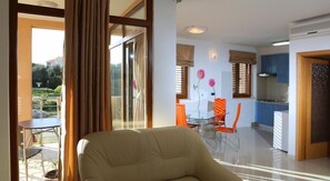 Appartamento Classic, 2 camere da letto | Area soggiorno | TV a schermo piatto