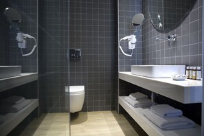 Ducha, artículos de higiene personal gratuitos y secador de pelo