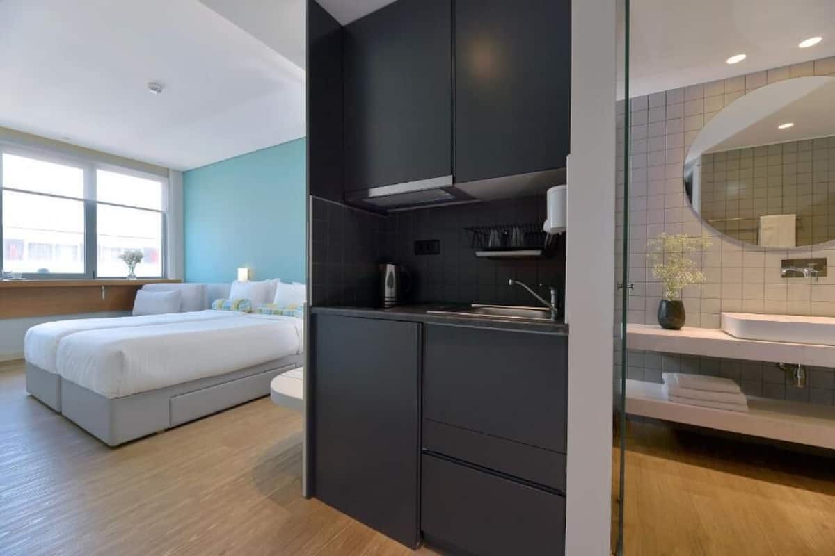 Classic Triple Room | 1 bedroom, in-room safe, laptop workspace, soundproofing