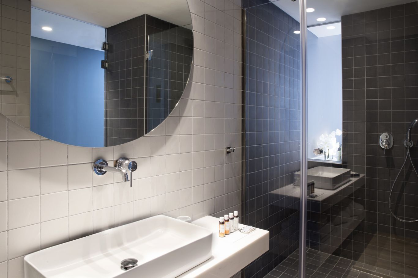 classic single room | bathroom sink