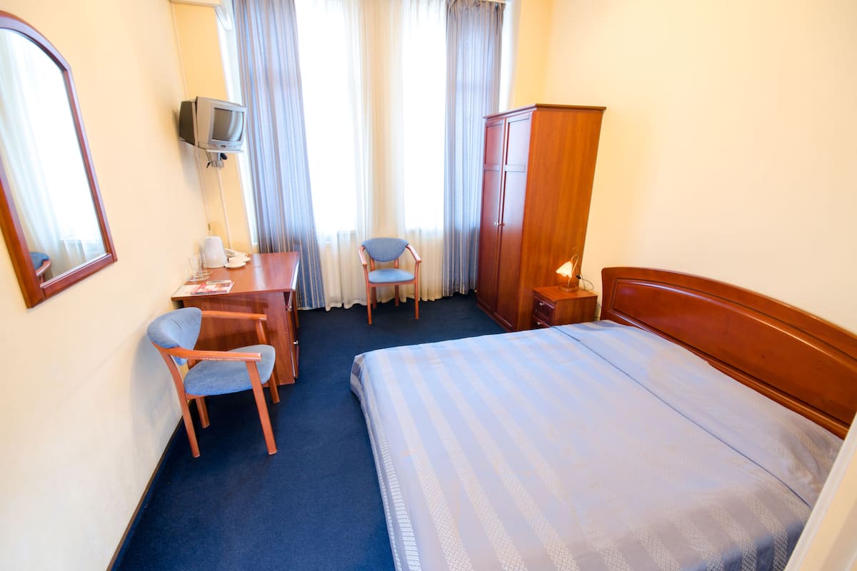 Klassieke tweepersoonskamer | Een bureau, een strijkplank/strijkijzer, gratis wifi, beddengoed