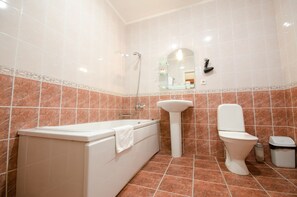 Deluxe Room | Bathroom - 7 Days Hotel Kiev (Kyiv)
