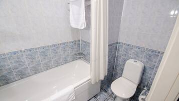 Classic Double Room | Bathroom | Bathtub, free toiletries, towels