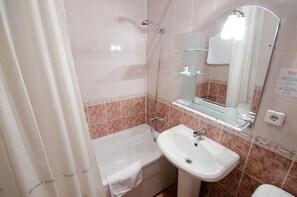 Habitación individual estándar | Baño | Bañera, artículos de higiene personal gratuitos y toallas