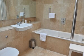 Douche, articles de toilette gratuits, sèche-cheveux
