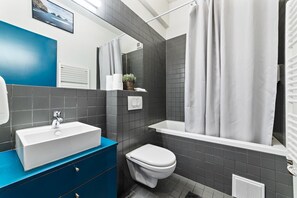 Nordic Apartment with Balcony | Banheiro | Produtos de toalete grátis, secador de cabelo, toalhas de banho 