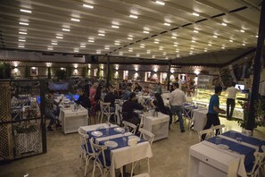 Se sirven comidas, cenas y cocina turca 