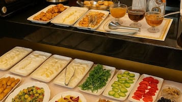 Desayuno buffet diario (EUR 10 por persona)