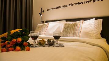 1 bedroom, Egyptian cotton sheets, premium bedding, down comforters