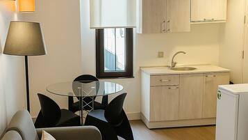 Estúdio família, 1 cama Queen | Cozinha privada | Cafeteira/chaleira, chaleira elétrica