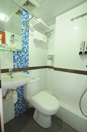 Shower, free toiletries, hair dryer, towels - Jin Xiang Hotel (Kowloon)