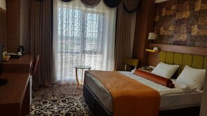 Minibar, in-room safe, desk, free WiFi - Nevan Suite Hotel (Ercis)