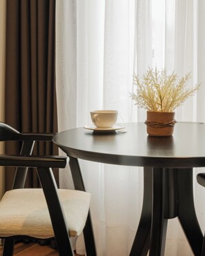 Kamar Double atau Twin Basic | Minibar, meja kerja, tirai kedap cahaya, dan kedap suara