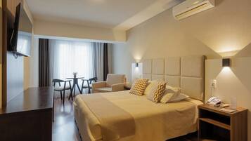 Quarto casal ou duplo básico | Frigobar, escrivaninha, cortinas blackout, quartos à prova de som
