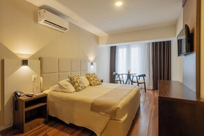 Kamar Double atau Twin Basic | Minibar, meja kerja, tirai kedap cahaya, dan kedap suara